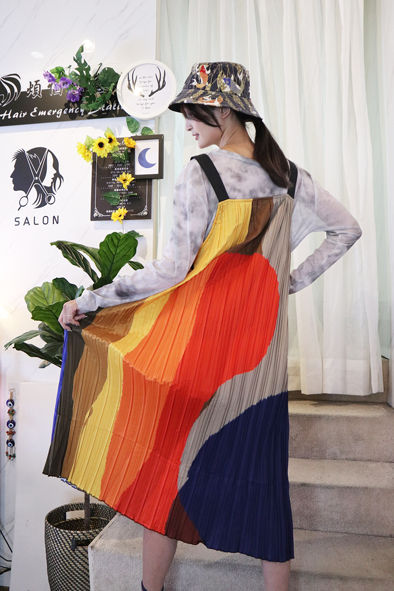 藝術彩色渲染圖案壓摺雪紡吊帶連身裙