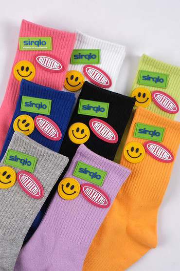 立體微笑英文字徽章造型襪子-襪子推薦