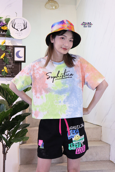 柔和彩色渲染立體刺繡字母短版百搭上衣-上衣推薦