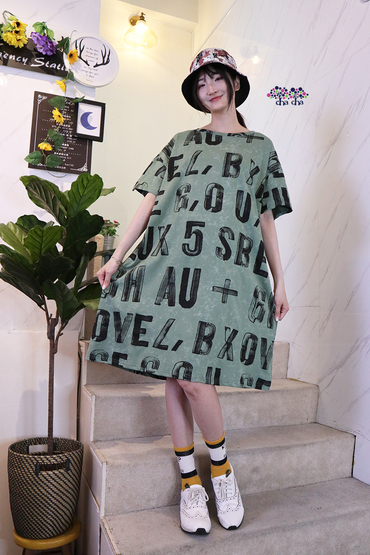 夏日清新草綠色滿版字母數字洋裝-洋裝推薦