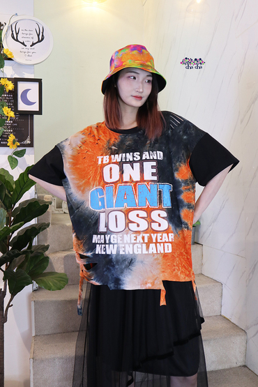 歐美風橘黑渲染割破字母寬鬆造型上衣-上衣推薦