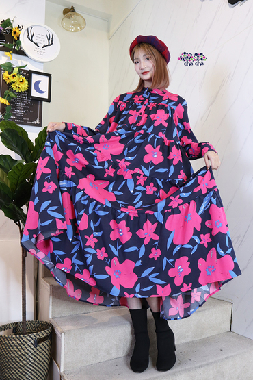 優雅活潑桃藍配色大花朵傘狀層次寬鬆洋裝-洋裝推薦