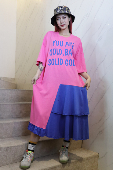 馬卡龍粉藍拼色英文字休閒寬鬆洋裝-洋裝推薦