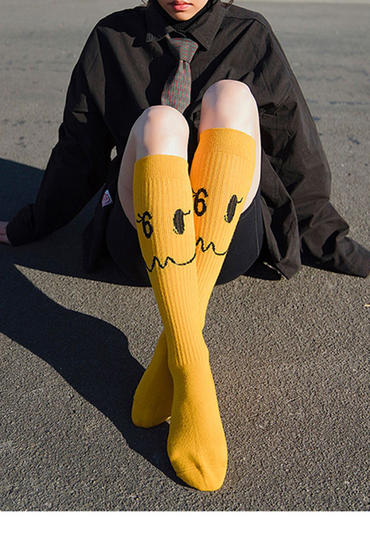 街頭塗鴉鵝黃表情膝下襪-襪子推薦