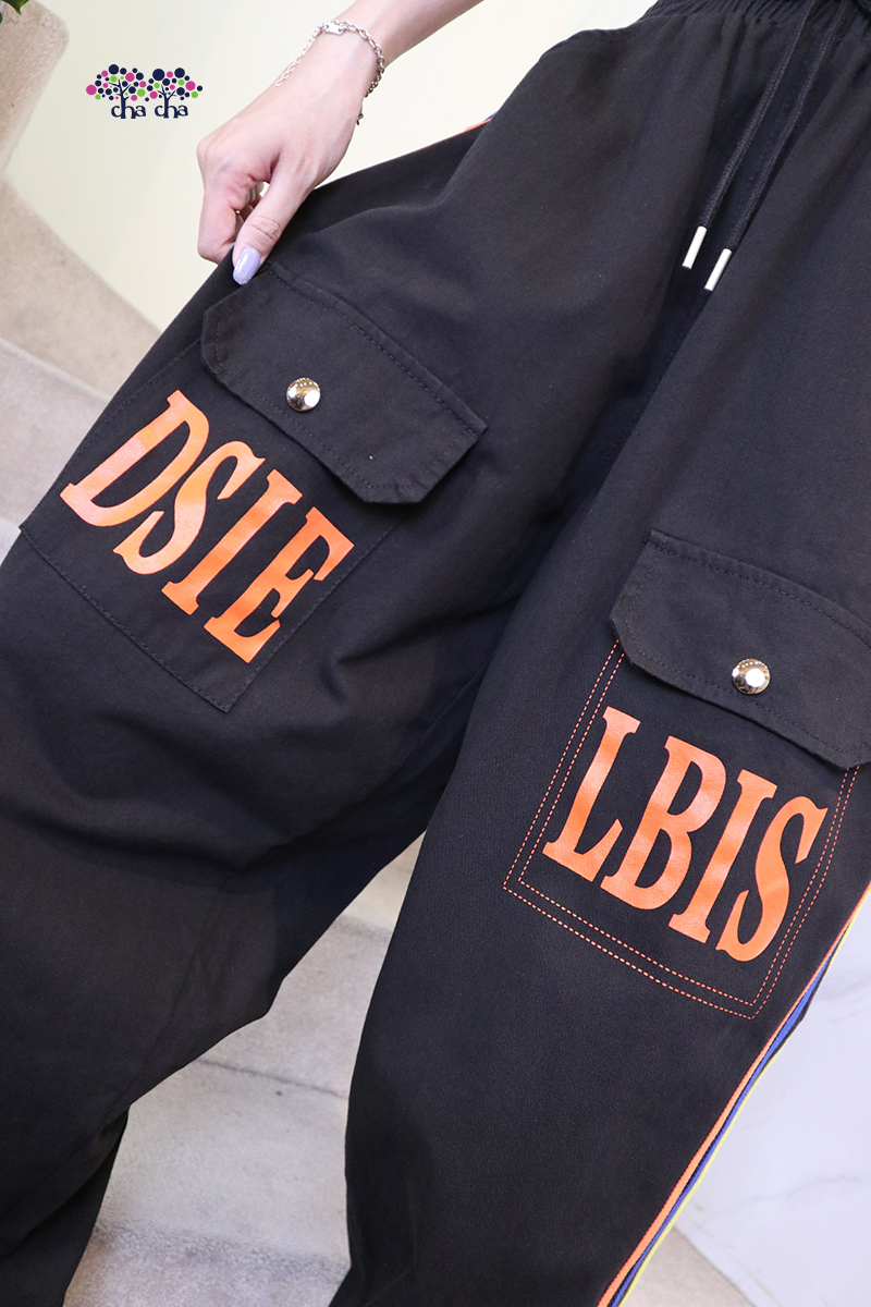 雙側彩色邊條前大口袋橘色字母寬鬆黑色牛仔褲-長褲推薦