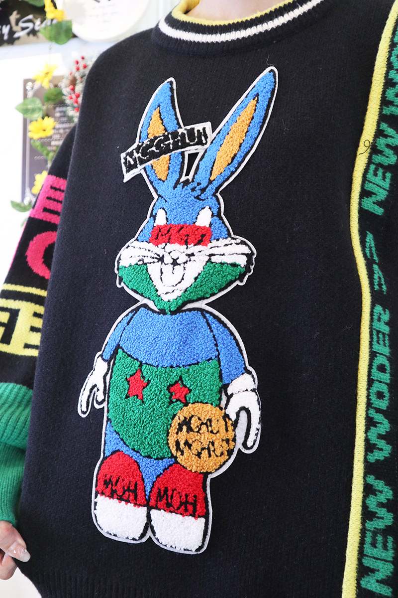 立體刺繡兔子彩色英文字針織毛衣-毛衣推薦