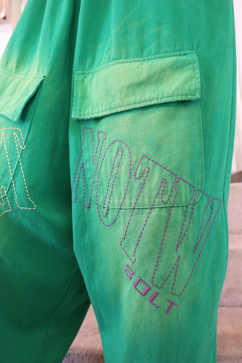綠色立體車線字母大口袋鬆緊腰寬鬆牛仔褲